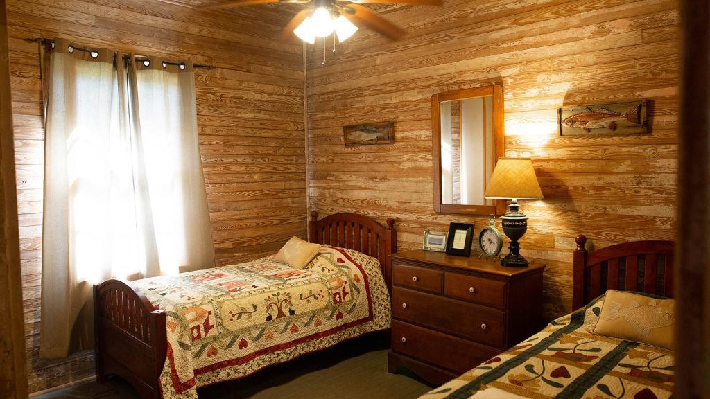 Louisiana fishing cabin - Bedrooms