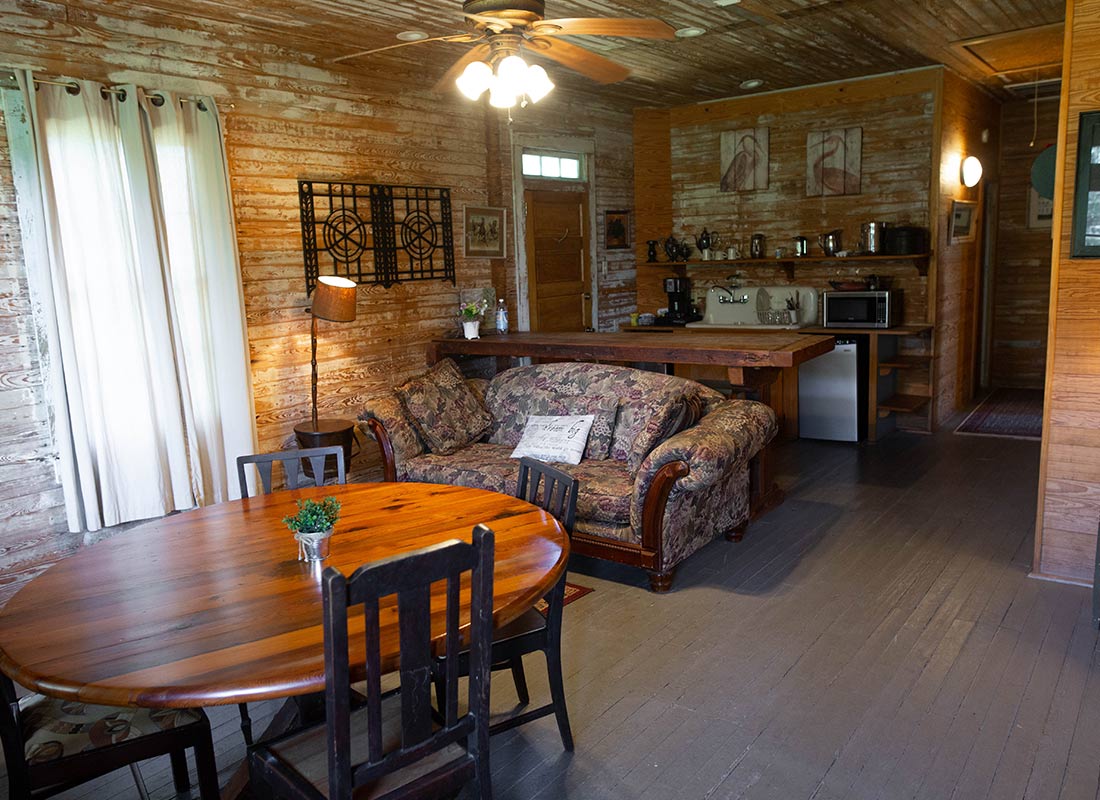 Louisiana Fishing Lodge - Living Room